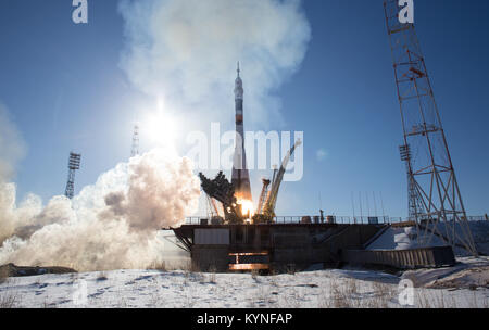 Die Sojus-MS-07-Rakete startete vom Baikonur-Kosmodrome und beförderte die Besatzungsmitglieder der Expedition 54 Anton Shkaplerov, Scott Tingle und Norishige Kanai auf ihrer Reise zur Internationalen Raumstation. Stockfoto