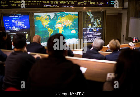 Freunde und Familie Mitglieder der Sojus MS-07 Crew ansehen ein Blick auf die Internationale Raumstation, die von Kameras gesehen an Bord der Raumsonde mit Expedition 54-55 Crewmitglieder Anton Shkaplerov von Roskosmos, Scott Kribbeln der NASA, und Norishige Kanai der Japan Aerospace Exploration Agency (JAXA) an Bord, auf den Bildschirmen an der Moskauer Mission Control Center als die Raumsonde Ansätze für Docking, Dienstag, 31.12.19, in Koroljow, Russland 2017. Die Sojus MS-07 Raumschiff Durchführung Shkaplerov, Kribbeln, und Kanai mit der Internationalen Raumstation angedockt um 3:39 Uhr EST, Dienstag, 04.12. 19. 250 Stockfoto