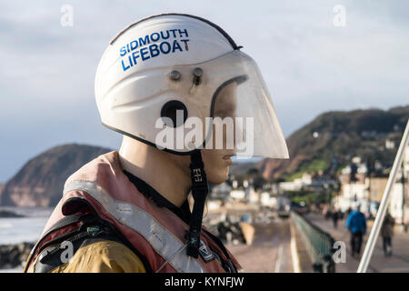 Sammeln von Dummy außerhalb Sidmouth Rettungsboot station. Sidmouth Rettungsboot ist nicht durch theRNLI unterstützt, sondern verlässt sich voll und ganz auf Spenden aus der Bevölkerung. Stockfoto