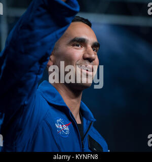 Der 39-Jährige der NASA-Astronaut Kandidat Raja Chari Wellen, so wie Er ist als einer von 12 neuen Kandidaten, Mittwoch, 7. Juni 2017 während einer Veranstaltung im Johnson Space Center der NASA in Houston, Texas eingeführt. Nach zwei Jahren Ausbildung, die neue Astronauten Kandidaten könnte zu den Missionen bei der Forschung auf der Internationalen Raumstation zugewiesen werden, die Einleitung von amerikanischem Boden auf Raumschiff durch kommerzielle Unternehmen aufgebaut, und starten auf Deep Space Missionen der NASA neue Orion Raumschiff und Space Launch Rocket System. Photo Credit: (NASA/Bill Ingalls) Stockfoto