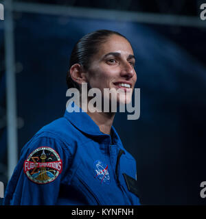 Der 33-Jährige der NASA-Astronaut Kandidat Jasmin Moghbeli Lächeln, da sie als eine von 12 neuen Kandidaten, Mittwoch, 7. Juni 2017 während einer Veranstaltung im Johnson Space Center der NASA in Houston, Texas eingeführt. Nach zwei Jahren Ausbildung, die neue Astronauten Kandidaten könnte zu den Missionen bei der Forschung auf der Internationalen Raumstation zugewiesen werden, die Einleitung von amerikanischem Boden auf Raumschiff durch kommerzielle Unternehmen aufgebaut, und starten auf Deep Space Missionen der NASA neue Orion Raumschiff und Space Launch Rocket System. Photo Credit: (NASA/Bill Ingalls) Stockfoto