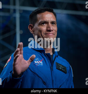 Der 41-Jährige der NASA-Astronaut Kandidat Francisco Rubio Wellen, so wie Er ist als einer von 12 neuen Kandidaten, Mittwoch, 7. Juni 2017 während einer Veranstaltung im Johnson Space Center der NASA in Houston, Texas eingeführt. Nach zwei Jahren Ausbildung, die neue Astronauten Kandidaten könnte zu den Missionen bei der Forschung auf der Internationalen Raumstation zugewiesen werden, die Einleitung von amerikanischem Boden auf Raumschiff durch kommerzielle Unternehmen aufgebaut, und starten auf Deep Space Missionen der NASA neue Orion Raumschiff und Space Launch Rocket System. Photo Credit: (NASA/Bill Ingalls) Stockfoto