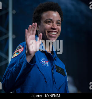 Der 29-Jährige der NASA-Astronaut Kandidat Jessica Watkins Wellen, wie sie als einer von 12 neuen Kandidaten, Mittwoch, 7. Juni 2017 während einer Veranstaltung im Johnson Space Center der NASA in Houston, Texas eingeführt. Nach zwei Jahren Ausbildung, die neue Astronauten Kandidaten könnte zu den Missionen bei der Forschung auf der Internationalen Raumstation zugewiesen werden, die Einleitung von amerikanischem Boden auf Raumschiff durch kommerzielle Unternehmen aufgebaut, und starten auf Deep Space Missionen der NASA neue Orion Raumschiff und Space Launch Rocket System. Photo Credit: (NASA/Bill Ingalls) Stockfoto