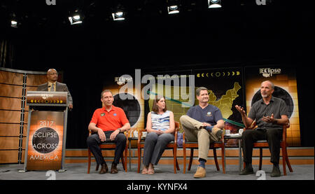 NASA Senior Public Affairs Officer Dwayne Brown, moderiert links, eine totale Sonnenfinsternis-Briefing mit NASA Associate Administrator für Science Mission Directorate Thomas Zurbuchen, Montana State University Principal Investigator der Eclipse Ballooning Projekt Angela Des Jardins, nationalen Science Foundation Program Director der Sonnenphysik in der Division der astronomischen Wissenschaften Dave Boboltz und National Solar Observatory Astronom Matt Penn , Mittwoch, 21. Juni 2017 an das Newseum in Washington. Zum ersten Mal in 99 Jahren wird eine totale Sonnenfinsternis über der gesamten Contin auftreten. Stockfoto