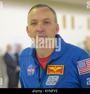 Expedition 52 Flight Engineer Randy Bresnik der NASA beantwortet Fragen, die von den Medien als er und Paolo Nespoli der ESA, und Sergey Ryazanskiy von roskosmos ihren zweiten bis zum letzten Tag der Qualifikation Prüfungen, Donnerstag, 6. Juli 2017 an das Gagarin Cosmonaut Training Centre (GCTC) in Star City, Russland starten. Photo Credit: (NASA/Beth Weissinger) Stockfoto