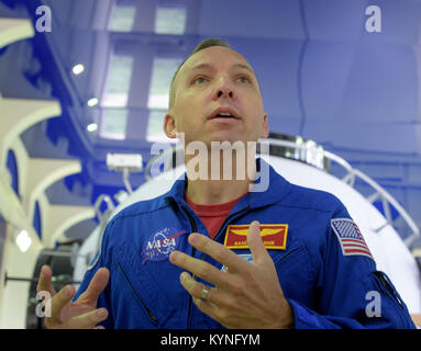 Expedition 52 Flight Engineer Randy Bresnik der NASA beantwortet Fragen, die von den Medien als er und Paolo Nespoli der ESA, und Sergey Ryazanskiy von roskosmos ihren zweiten bis zum letzten Tag der Qualifikation Prüfungen, Donnerstag, 6. Juli 2017 an das Gagarin Cosmonaut Training Centre (GCTC) in Star City, Russland starten. Photo Credit: (NASA/Bill Ingalls) Stockfoto