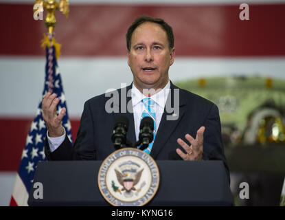 Die NASA-Direktor, Robert Lightfoot, begrüßt die Gäste und stellt Vice President Mike Pence, Donnerstag, 6. Juli 2017, im Vehicle Assembly Building des NASA Kennedy Space Center (KSC) in Cape Canaveral, Florida. Vice President Mike Pence ist auch festgelegt, bei der Veranstaltung sprechen zu Innovationen in Amerika markieren und Tour einige der öffentlich-privaten Partnerschaft, Arbeit, die helfen, das Zentrum zu einem multi-user Spaceport. Photo Credit: (NASA/Aubrey Gemignani) Stockfoto