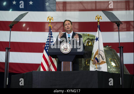 Die NASA-Direktor, Robert Lightfoot, begrüßt die Gäste und stellt Vice President Mike Pence, Donnerstag, 6. Juli 2017, im Vehicle Assembly Building des NASA Kennedy Space Center (KSC) in Cape Canaveral, Florida. Vice President Mike Pence ist auch festgelegt, bei der Veranstaltung sprechen zu Innovationen in Amerika markieren und Tour einige der öffentlich-privaten Partnerschaft, Arbeit, die helfen, das Zentrum zu einem multi-user Spaceport. Photo Credit: (NASA/Aubrey Gemignani) Stockfoto