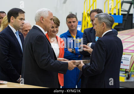 Vice President Mike Pence, Links, schaut auf eine Komponente der Hitzeschild des Orion bei einem Besuch in den Betrieb und die Kasse Gebäude im Kennedy Space Center (KSC) am Donnerstag, 6. Juli 2017 in Cape Canaveral, Florida. Photo Credit: (NASA/Aubrey Gemignani) Stockfoto