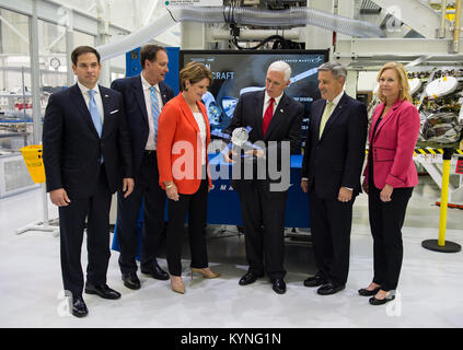 Vice President Mike Pence erhält ein Modell der Orion aus NASA-Administrator Robert Lightfoot, zweiter von links, und die NASA Kennedy Space Center (KSC) Direktor Robert D. Cabana, zweiter von rechts, Donnerstag, 6. Juli 2017, während einer Tournee der KSC und Kasse Gebäude in Cape Canaveral, Florida. Auch abgebildet sind Sen. Marco Rubio, R - Fla., Marillyn Hewson, Vorsitzender, Präsident und CEO von Lockheed Martin, dritter von links, und Janet Petro, stellvertretender Direktor der KSC, rechts. Photo Credit: (NASA/Aubrey Gemignani) Stockfoto