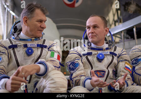 Expedition 52 Flugingenieure Paolo Nespoli der ESA, Links, und Sergey Ryazanskiy von roskosmos beantworten Fragen aus der Presse außerhalb der Sojus Simulator vor ihrer endgültigen Sojus Qualifikation Untersuchung mit anderen Expedition 52 Flight Engineer Randy Bresnik der NASA, Freitag, 7. Juli 2017 an das Gagarin Cosmonaut Training Centre (GCTC) in Star City, Russland. Photo Credit: (NASA/Bill Ingalls) Stockfoto