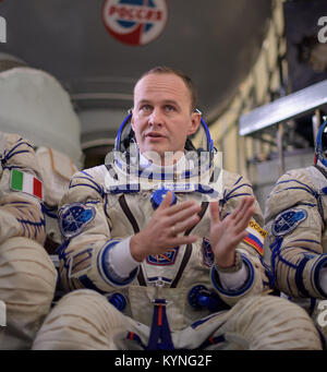 Expedition 52 Bordingenieur Sergey Ryazanskiy von roskosmos beantwortet Fragen aus der Presse außerhalb der Sojus Simulator vor seinem abschließenden Sojus Qualifikation Untersuchung mit anderen Expedition 52 Flugingenieure Paolo Nespoli und Randy Bresnik der ESA, der NASA, Freitag, 7. Juli 2017 an das Gagarin Cosmonaut Training Centre (GCTC) in Star City, Russland. Photo Credit: (NASA/Bill Ingalls) Stockfoto