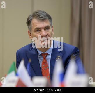 Expedition 52 Flight Engineer Paolo Nespoli der ESA ist während einer Besatzung Pressekonferenz auf der Gagarin Cosmonaut Training Centre (GCTC), Montag, 10. Juli 2017 in Star City, Russland zu sehen. Photo Credit: (NASA/Bill Ingalls) Stockfoto