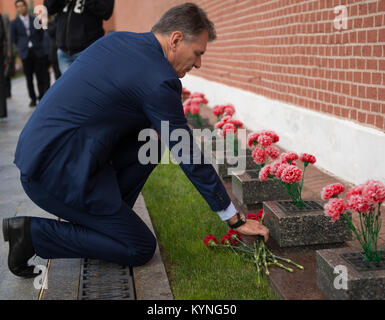 Expedition 52 Flight Engineer Paolo Nespoli der ESA legt Rosen am Standort, an dem russischen Raum Symbole als Teil der traditionellen Start Zeremonien beigesetzt sind, Montag, Juli 10, 2017 in Moskau. Photo Credit: (NASA/Bill Ingalls) Stockfoto