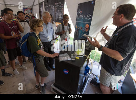 NASA, Chief Technologist Douglas Terrier, links Mitte, und Teilnehmer der Pfadfinder von Amerika nationalen Jamboree hören zu einer Darstellung von Tony Springer von der NASA Luftfahrtforschung Mission Direktion, Dienstag, 25. Juli 2017 auf dem Gipfel Bechtel finden im Glen Jean, West Virginia. Photo Credit: (NASA/Bill Ingalls) Stockfoto