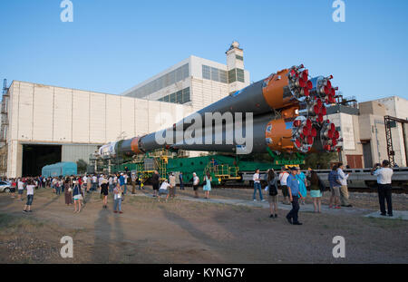 Die Sojus MS-05 Raumschiff wird durch Zug an der Startrampe auf dem Kosmodrom Baikonur, Kasachstan, am Mittwoch, 26. Juli 2017 eingeführt. Expedition 52 Bordingenieur Sergei Ryazanskiy von Roskosmos, Flight Engineer Randy Bresnik der NASA, und Flugingenieur Paolo Nespoli der ESA (European Space Agency), werden festgelegt, an die Internationale Raumstation an Bord der Sojus-Kapsel vom Kosmodrom Baikonur zu am 28. Juli. Photo Credit: (NASA/Joel Kowsky) Stockfoto