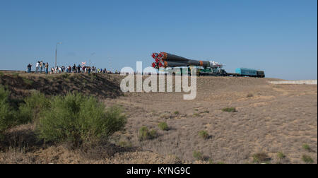 Die Sojus MS-05 Raumschiff wird durch Zug an der Startrampe auf dem Kosmodrom Baikonur, Kasachstan, am Mittwoch, 26. Juli 2017 eingeführt. Expedition 52 Bordingenieur Sergei Ryazanskiy von Roskosmos, Flight Engineer Randy Bresnik der NASA, und Flugingenieur Paolo Nespoli der ESA (European Space Agency), werden festgelegt, an die Internationale Raumstation an Bord der Sojus-Kapsel vom Kosmodrom Baikonur zu am 28. Juli. Photo Credit: (NASA/Joel Kowsky) Stockfoto