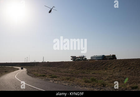 Ein Hubschrauber overhead fliegen wie die Sojus MS-05 Raumschiff wird durch Zug an der Startrampe auf dem Kosmodrom Baikonur, Kasachstan, am Mittwoch, 26. Juli 2017 eingeführt. Expedition 52 Bordingenieur Sergei Ryazanskiy von Roskosmos, Flight Engineer Randy Bresnik der NASA, und Flugingenieur Paolo Nespoli der ESA (European Space Agency), werden festgelegt, an die Internationale Raumstation an Bord der Sojus-Kapsel vom Kosmodrom Baikonur zu am 28. Juli. Photo Credit: (NASA/Joel Kowsky) Stockfoto