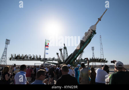 Die Sojus MS-05 Raumschiff auf der Startrampe, nachdem Sie mit dem Zug am Kosmodrom Baikonur, Kasachstan, am Mittwoch, 26. Juli 2017 gerollt werden. Expedition 52 Bordingenieur Sergei Ryazanskiy von Roskosmos, Flight Engineer Randy Bresnik der NASA, und Flugingenieur Paolo Nespoli der ESA (European Space Agency), werden festgelegt, an die Internationale Raumstation an Bord der Sojus-Kapsel vom Kosmodrom Baikonur zu am 28. Juli. Photo Credit: (NASA/Joel Kowsky) Stockfoto