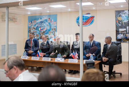 Expedition 52 Flight Engineer Paolo Nespoli der ESA (European Space Agency), Links, Flugingenieur Sergej Ryazanskiy von Roskosmos, zweiter von links, Flight Engineer Randy Bresnik der NASA, dritte von links und Backup Crew Mitglieder Norishige Kanai der Japan Aerospace Exploration Agency (JAXA), dritter von rechts, Alexander Misurkin von Roskosmos, zweiter von rechts, und Mark Vande Hei der NASA werden während der Sitzung der Kommission der Sojus Start der Expedition 52 auf der Internationalen Raumstation, Donnerstag, 27. Juli 2017 an der Kosmonaut Hotel in Baikonur, Kasachstan zu genehmigen. Expedition 52 f Stockfoto