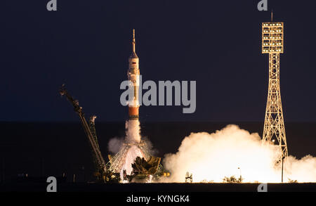 Die Sojus MS-05 Rakete ist mit Expedition 52 Bordingenieur Sergei Ryazanskiy von Roskosmos, Flight Engineer Randy Bresnik der NASA, und Flugingenieur Paolo Nespoli der ESA (European Space Agency), Freitag, 28. Juli 2017 Auf dem Kosmodrom Baikonur in Kasachstan aus gestartet. Ryazanskiy, Bresnik, und Nespoli wird sich in den nächsten vier verbringen und eine halbe Monate Leben und Arbeiten an Bord der Internationalen Raumstation. Photo Credit: (NASA/Joel Kowsky) Stockfoto