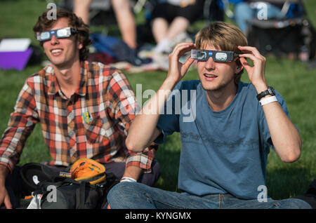 Menschen werden gesehen, wie Sie beobachten, eine totale Sonnenfinsternis durch Schutzbrille in Madras, Oregon am Montag, August 21, 2017. Eine totale Sonnenfinsternis über einem schmalen Teil der aneinandergrenzenden Staaten der USA von der Lincoln Beach, Oregon nach Charleston, South Carolina gefegt. Eine partielle Sonnenfinsternis sichtbar war über den gesamten nordamerikanischen Kontinent zusammen mit Teilen von Südamerika, Afrika und Europa. Photo Credit: (NASA/Aubrey Gemignani) Stockfoto