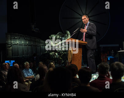 Am 5. September 2017 feierte Thomas Zurbuchen der NASA den 40. Jahrestag der Mission Voyager 1 und 2 im Smithsonian National Air and Space Museum in Washington, D.C. die 1977 gestartete Voyager-Raumsonde reisen nun über unser Sonnensystem hinaus, um den interstellaren Raum und die Heliopause zu erkunden. Stockfoto