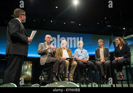 Matthäus Shindell, Kurator, Smithsonian National Air und Space Museum (NASM), ganz links, moderiert ein Panel einschließlich, von Links nach Rechts, Ed Stone, Voyager Projekt Wissenschaftler; Gary Flandro, Voyager mission grand tour Creator; Alan Cummings, Voyager Forscher; Suzy Dodd, Voyager Projekt Manager, NASA's Jet Propulsion Laboratory; und Ann Druyan, Autor/Produzent, Golden Record Visionäre während einer Feier zum 40. Jahrestag der Einführung der Voyager 1 und 2 Missionen, Dienstag, 5. September 2017 Bei NASM in Washington. Voyager 1 wurde am 5. September 1977, mit einer Mission Jupiter zu studieren Stockfoto