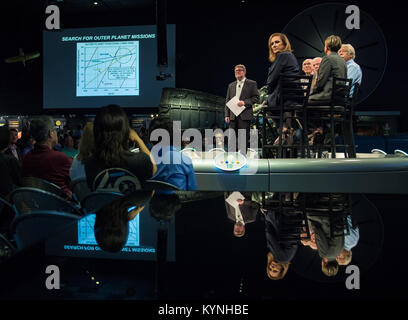 Gary Flandro, der Schöpfer der großen Reise der Voyager-Mission, sprach bei einer Veranstaltung zum 40. Jahrestag der Voyager-Missionen im Smithsonian National Air and Space Museum. Die Voyager 1, die 1977 gestartet wurde, sollte zunächst Jupiter und Saturn studieren, und beide Raumfahrzeuge sind nun auf dem Weg zum interstellaren Raum, um die Heliopause zu erkunden. Foto: (NASA/Aubrey Gemignani) Stockfoto