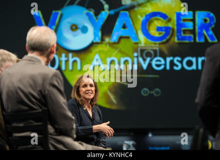 Ann Druyan, Autor/Produzent und Golden Record fantasievoll, spricht auf einer Veranstaltung zum 40. Jahrestag der Einführung der Voyager 1 und 2 Missionen, Dienstag, 5. September 2017 bei der Smithsonian National Air und Space Museum in Washington zu feiern. Voyager 1 wurde am 5. September 1977, mit einer Mission Jupiter und Saturn zu studieren, aber jetzt ist der Twin Voyager Raumschiffe sind auf einer Reise in den interstellaren Raum für die heliopause zu suchen, einer Region, die niemals von anderen Satelliten erreicht. Photo Credit: (NASA/Aubrey Gemignani) Stockfoto