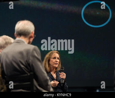 Ann Druyan, Autor/Produzent und Golden Record fantasievoll, spricht über das letzte Bild von der Erde aus der Voyager Raumschiff, bei einer Veranstaltung der 40. Jahrestag der Einführung der Voyager 1 und 2 Missionen, Dienstag, 5. September 2017 bei der Smithsonian National Air und Space Museum in Washington zu feiern. Voyager 1 wurde am 5. September 1977, mit einer Mission Jupiter und Saturn zu studieren, aber jetzt ist der Twin Voyager Raumschiffe sind auf einer Reise in den interstellaren Raum für die heliopause zu suchen, einer Region, die niemals von anderen Satelliten erreicht. Photo Credit: (NASA/Aubrey Gemignani) Stockfoto