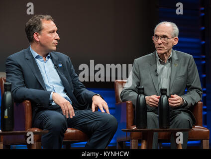 Ed Stone, Voyager Projekt Wissenschaftler, rechts, spricht über ein Panel mit Thomas Zurbuchen, NASA-Administrator Associate, Science Mission Directorate, links, bei einer Veranstaltung der 40. Jahrestag der Einführung der Voyager 1 und 2 Missionen, Dienstag, 5. September 2017 bei der National Geographic Society in Washington zu feiern. Voyager 1 wurde am 5. September 1977, mit einer Mission Jupiter und Saturn zu studieren, aber jetzt ist der Twin Voyager Raumschiffe sind auf einer Reise in den interstellaren Raum für die heliopause zu suchen, einer Region, die niemals von anderen Satelliten erreicht. Photo Credit: (NASA/Aubrey Ge Stockfoto