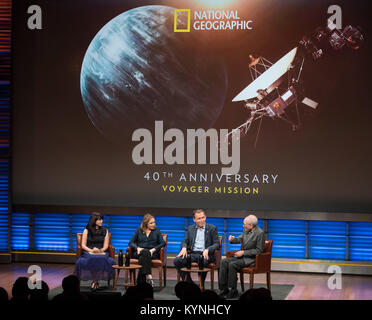 Victoria Jaggard, National Geographic Magazin Science Editor, Links, moderiert eine Podiumsdiskussion mit, Ann Druyan, Autor/Produzent und Golden Record fantasievoll, zweiter von links; Thomas Zurbuchen, Associate Administrator für NASA's Science Mission Directorate, zweiter von rechts, und Ed Stone, Voyager Projekt Wissenschaftler, rechts, bei einer Veranstaltung der 40. Jahrestag der Einführung der Voyager 1 und 2 Missionen, Dienstag, 5. September 2017 bei der National Geographic Society in Washington zu feiern. Voyager 1 wurde am 5. September 1977, mit einer Mission Jupiter und Saturn zu studieren, aber jetzt Stockfoto