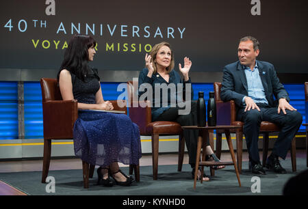 Ann Druyan, Autor/Produzent und Golden Record fantasievoll, spricht über ein Panel mit Moderator Victoria Jaggard, National Geographic Magazin Science Editor, Links, Thomas Zurbuchen, Associate Administrator für NASA's Science Mission Directorate, rechts; und Ed Stone, Voyager Projekt Wissenschaftler, nicht abgebildet, bei einer Veranstaltung der 40. Jahrestag der Einführung der Voyager 1 und 2 Missionen, Dienstag, 5. September 2017 bei der National Geographic Society in Washington zu feiern. Voyager 1 wurde am 5. September 1977, mit einer Mission Jupiter und Saturn zu studieren, aber jetzt ist der Twin Voyager spacecr Stockfoto