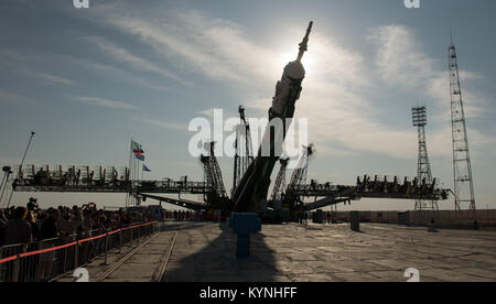 Die Sojus Rakete ist, mit dem Zug zur Startrampe auf dem Kosmodrom Baikonur, Kasachstan, Sonntag, Sept. 10, 2017 gerollt. Expedition 53 Flight Engineer Mark Vande Hei der NASA, Sojus Kommandant Alexander Misurkin von Roskosmos, und Flugingenieur Joe Acaba der NASA startet vom Kosmodrom Baikonur in Kasachstan am Morgen des 13. September (Kasachisch Zeit.) Alle drei ungefähr fünfeinhalb Monate an Bord der Internationalen Raumstation verbringen. Photo Credit: (NASA/Bill Ingalls) Stockfoto