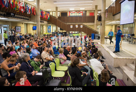 NASA-Astronaut Shane Kimbrough spricht über seine Zeit an Bord der Internationalen Raumstation (ISS), die während der Expeditionen 49/50, Dienstag, 12. September 2017 in Arlington Career Center in Arlington, Virginia. Während der Expedition 50, Kimbrough abgeschlossen vier Außenbordeinsätze für insgesamt 39 Stunden außerhalb der ISS, und schloss seine 173-tägigen Mission, als er in einem abgelegenen Gebiet in der Nähe der Stadt Zhezkazgan, Kasachstan im April 2017 landete. Photo Credit: (NASA/Aubrey Gemignani) Stockfoto