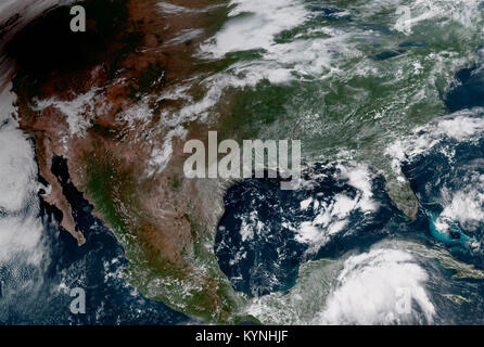 Ein Bild der Sonnenfinsternis aus dem Weltraum, das ihre dramatischen Auswirkungen auf das Licht und die Umgebung zeigt. Stockfoto