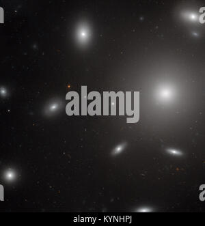 Das Hubble-Weltraumteleskop der NASA erfasst Galaxien, die von zahlreichen Sternhaufen umgeben sind, und bietet so einen Einblick in deren Entstehung und Entwicklung im Universum. Stockfoto