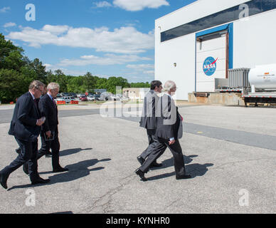 König Carl XVI. Gustaf von Schweden besuchte am 3. Mai 2017 in Begleitung einer großen Delegation das Goddard Space Center der NASA, um über die internationale Weltraumzusammenarbeit zu diskutieren. Stockfoto