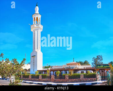 Panorama von Al Fateh Moschee mit hohen weißen Minarett und winzigen Garten um ihn herum, Sharm El Sheikh, Ägypten. Stockfoto