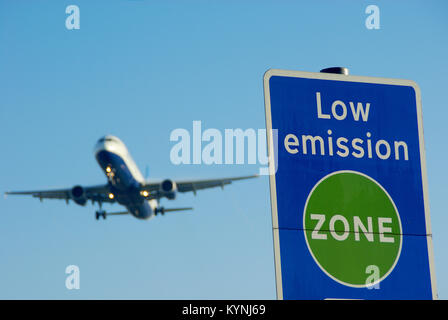 Schild für die Emissionszone mit Flugzeuglandung am Flughafen London Heathrow. Luftverschmutzung. Kohlendioxidemissionen. Luftfahrt Stockfoto