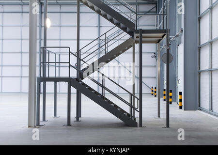 Moderne neue saubere Lager mit Treppe Stockfoto