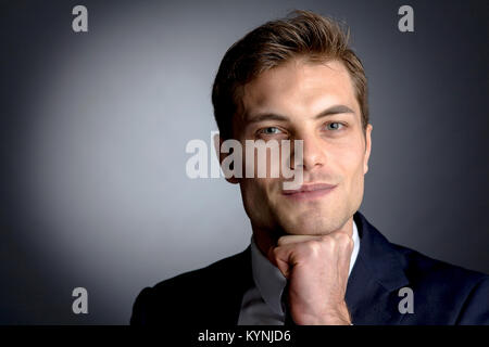 Portrait der kaukasischen Arbeiter auf grauem Hintergrund Stockfoto