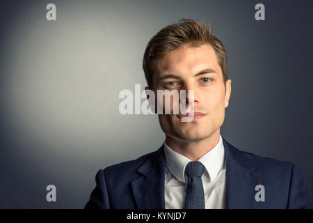 Studio Portrait der jungen kaukasischen Geschäftsmann Stockfoto