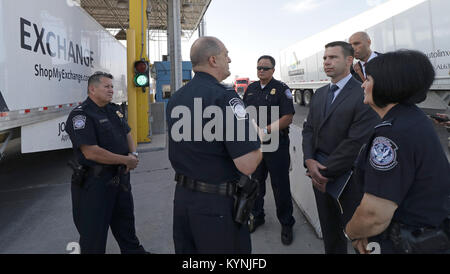 Us-amerikanischen Zoll- und Grenzschutzbehörden amtierender Kommissar Kevin K. McAleenan ist eine Tour an der Otay Mesa, Calif., Fracht Einfuhrhafen, 12. Oktober 2017 gegeben. Us-amerikanischen Zoll- und Grenzschutzbehörden Fotos von Charles Csavossy Stockfoto