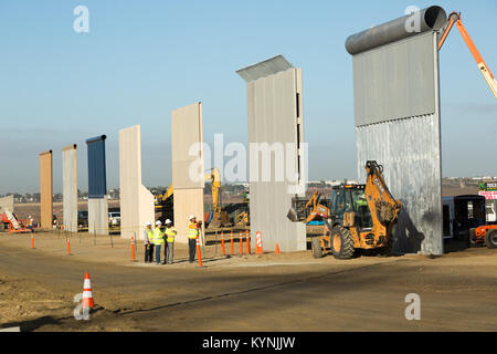 Im Blick auf verschiedene Grenzmauer Prototypen, wie sie der Form während der Wand Prototypenbau Projekt in der Nähe der Otay Mesa Einfuhrhafen. Foto von: Mani Albrecht Stockfoto