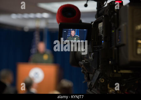 Die Abteilung für Innere Sicherheit gehostet auf einer Pressekonferenz Ende des Jahres Zahlen bezüglich der Durchsetzung der Einwanderung, Grenzschutz und der nationalen Sicherheit zu geben. Das Briefing wurde von Ronald D. Vitiello, Stellvertretender Kommissar der US-amerikanischen Zoll- und Grenzschutzbehörden, Tom Homan, höheren Beamten, die Aufgaben des Direktors der Einwanderungs- und Zollbehörden und Francis Cissna, Direktor der U.S. Citizenship und Immigration Services am 5. Dezember 2017 teil. Fotograf: Donna Burton Stockfoto