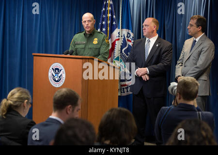 Die Abteilung für Innere Sicherheit gehostet auf einer Pressekonferenz Ende des Jahres Zahlen bezüglich der Durchsetzung der Einwanderung, Grenzschutz und der nationalen Sicherheit zu geben. Das Briefing wurde von Ronald D. Vitiello, Stellvertretender Kommissar der US-amerikanischen Zoll- und Grenzschutzbehörden, Tom Homan, höheren Beamten, die Aufgaben des Direktors der Einwanderungs- und Zollbehörden und Francis Cissna, Direktor der U.S. Citizenship und Immigration Services am 5. Dezember 2017 teil. Fotograf: Donna Burton Stockfoto