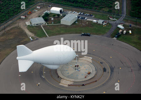 Das Tethered Aerostat Radar System (TARS) in Eagle Pass, Texas, wird von den US-Zoll- und Grenzschutzbehörden für die Luftüberwachung auf niedriger Ebene eingesetzt. Das System nutzt verankerte Ballone, die mit Radar ausgestattet sind, um Luft-, See- und Oberflächenverkehr zu überwachen und so Schmuggelbekämpfungsmaßnahmen zu unterstützen. Stockfoto