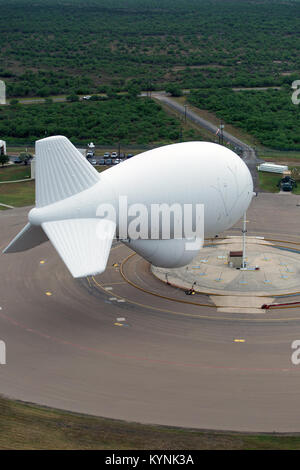 In Eagle Pass, Texas, verwendet der U.S. Customs and Border Protection das Tethered Aerostat Radar System (TARS) für die Langstreckenüberwachung, um Schmugglern und Menschenhändlern entlang der Grenze zwischen den USA und Mexiko zu erkennen und zu unterbinden. Stockfoto